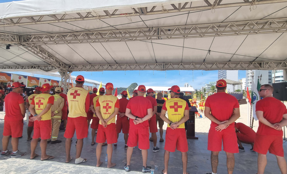 Corpo De Bombeiros forma novos Guarda-Vidas Civil durante o Verão Maior Paraná