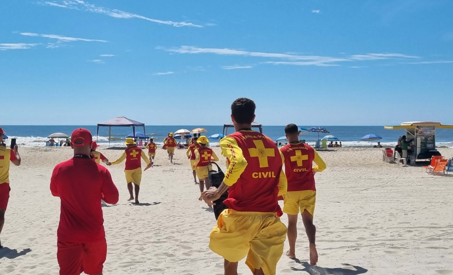 Corpo De Bombeiros forma novos Guarda-Vidas Civil durante o Verão Maior Paraná