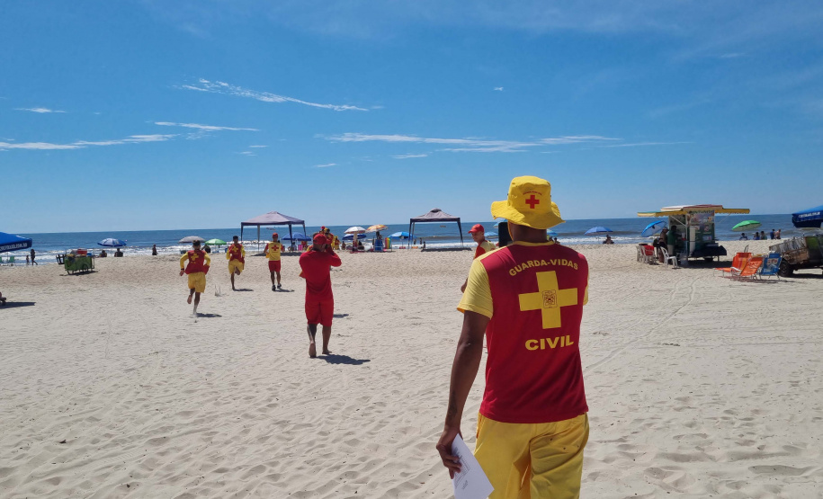 Corpo De Bombeiros forma novos Guarda-Vidas Civil durante o Verão Maior Paraná