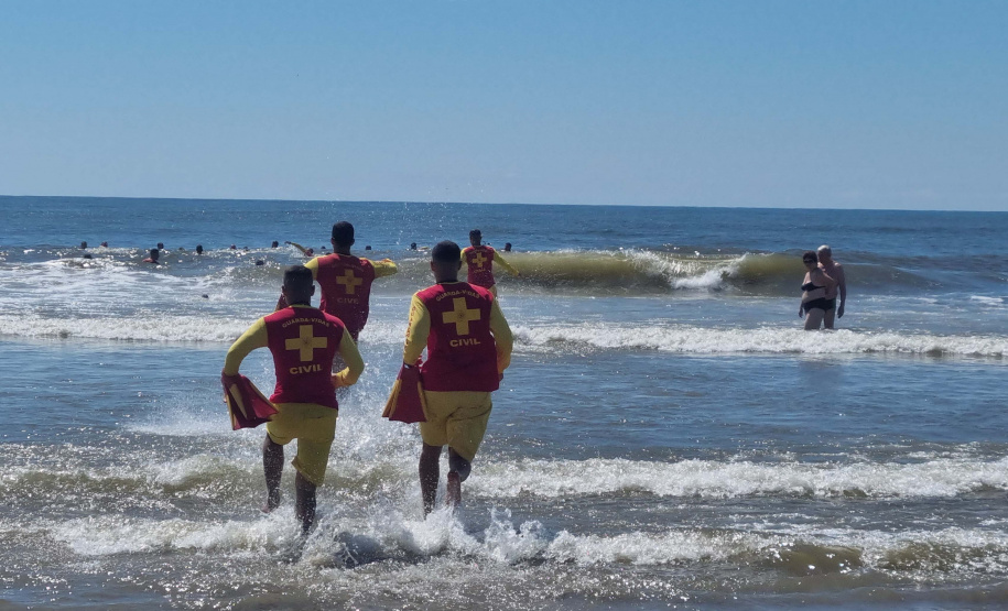 Corpo De Bombeiros forma novos Guarda-Vidas Civil durante o Verão Maior Paraná