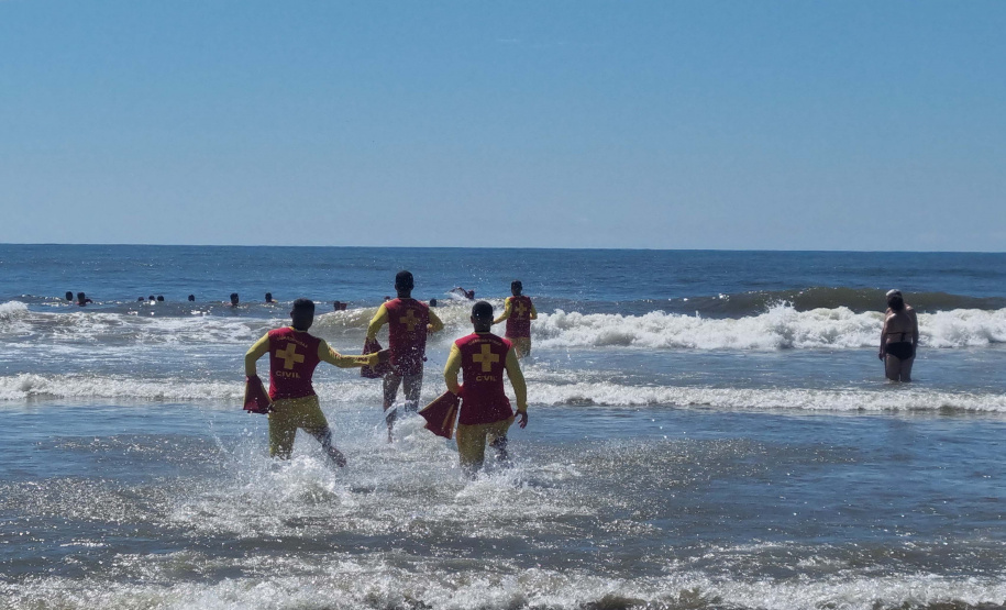 Corpo De Bombeiros forma novos Guarda-Vidas Civil durante o Verão Maior Paraná