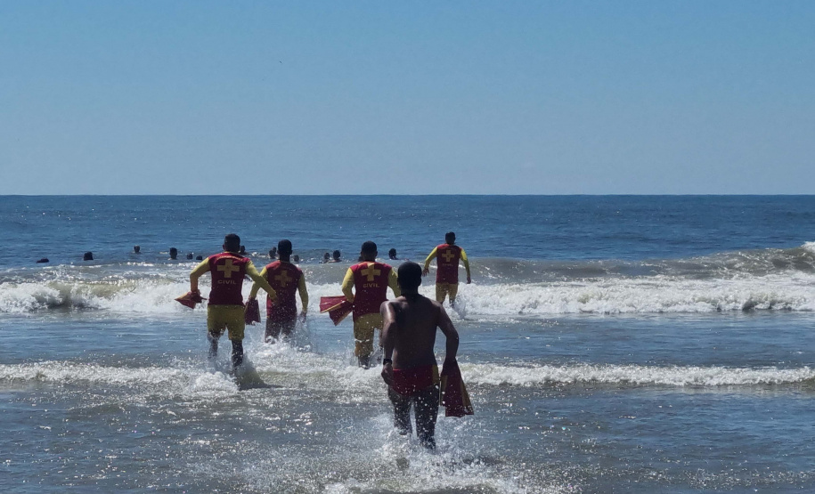 Corpo De Bombeiros forma novos Guarda-Vidas Civil durante o Verão Maior Paraná