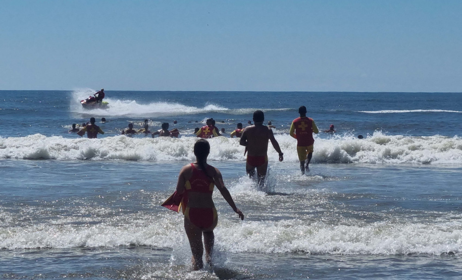 Corpo De Bombeiros forma novos Guarda-Vidas Civil durante o Verão Maior Paraná