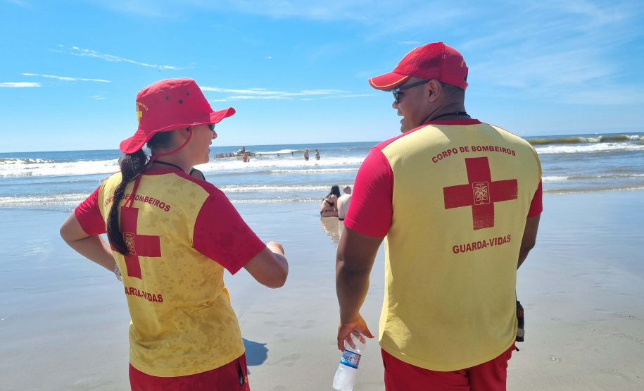 Corpo De Bombeiros forma novos Guarda-Vidas Civil durante o Verão Maior Paraná