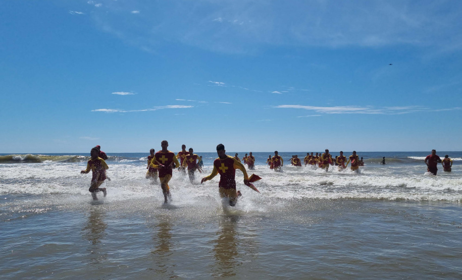 Corpo De Bombeiros forma novos Guarda-Vidas Civil durante o Verão Maior Paraná