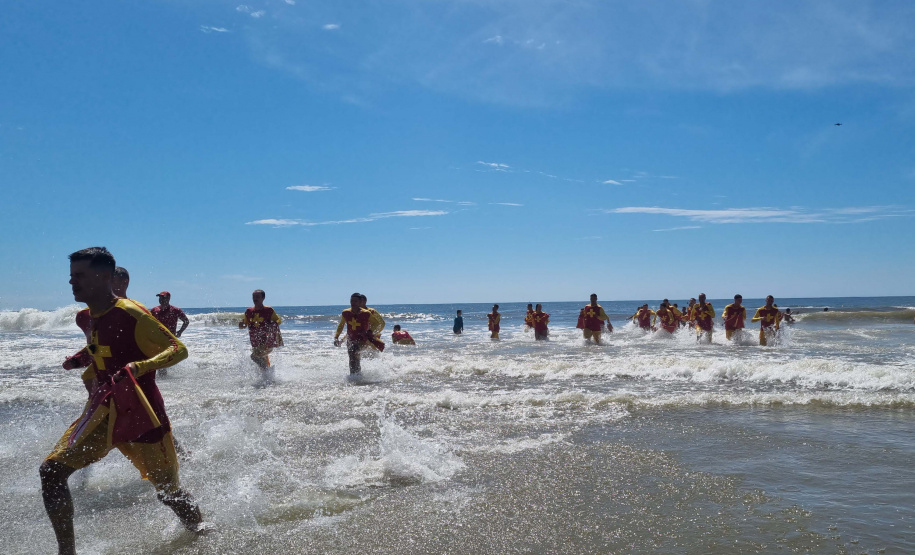 Corpo De Bombeiros forma novos Guarda-Vidas Civil durante o Verão Maior Paraná
