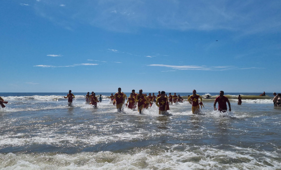 Corpo De Bombeiros forma novos Guarda-Vidas Civil durante o Verão Maior Paraná