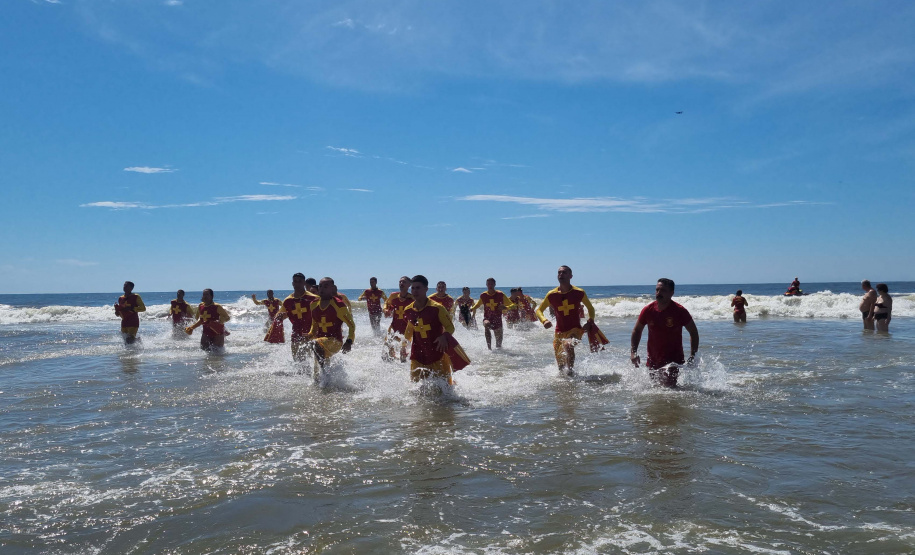 Corpo De Bombeiros forma novos Guarda-Vidas Civil durante o Verão Maior Paraná