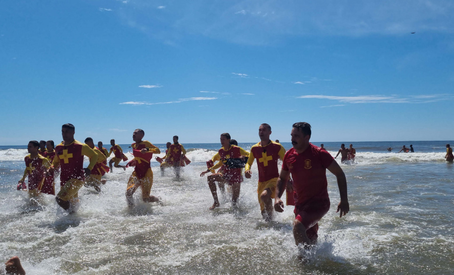 Corpo De Bombeiros forma novos Guarda-Vidas Civil durante o Verão Maior Paraná