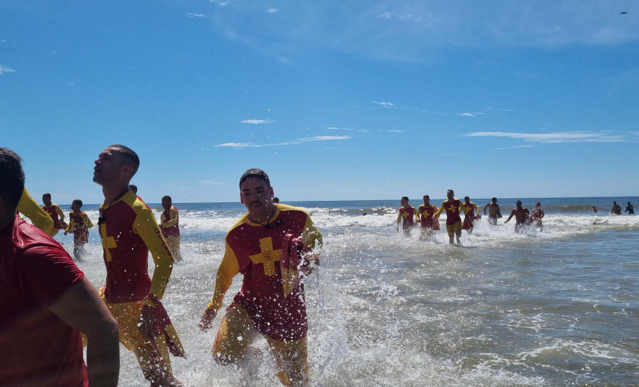 Corpo De Bombeiros forma novos Guarda-Vidas Civil durante o Verão Maior Paraná