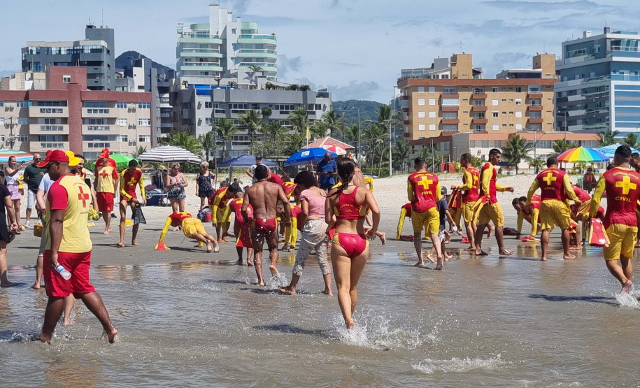Corpo De Bombeiros forma novos Guarda-Vidas Civil durante o Verão Maior Paraná