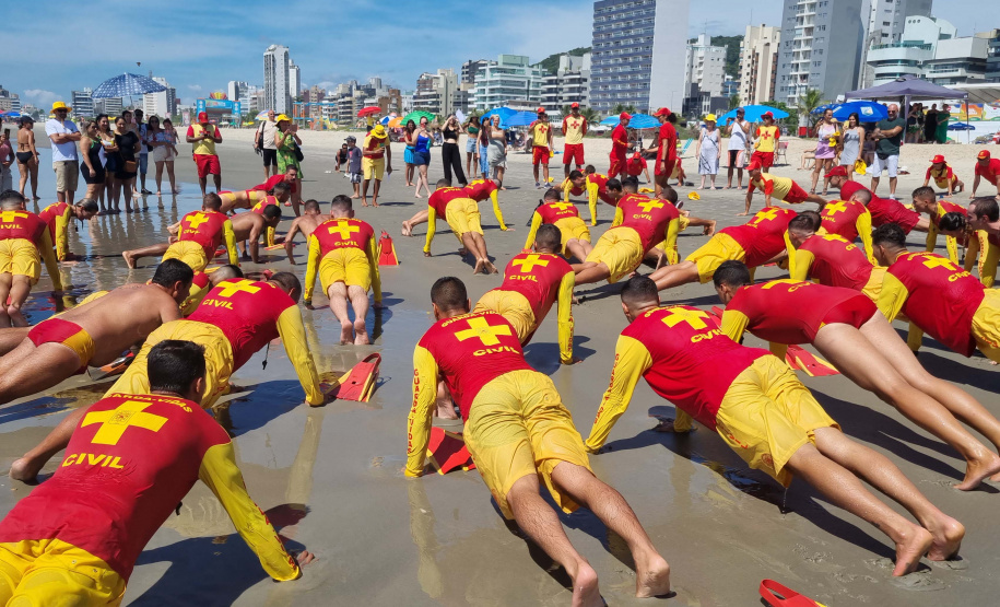 Corpo De Bombeiros forma novos Guarda-Vidas Civil durante o Verão Maior Paraná