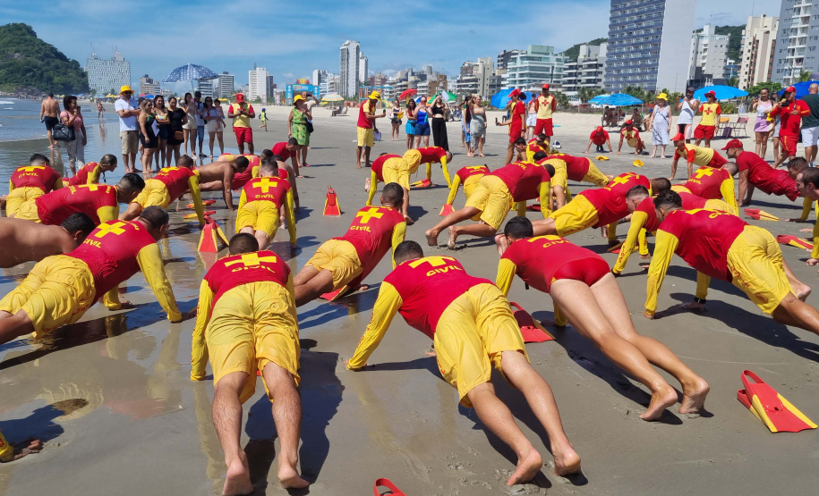 Corpo De Bombeiros forma novos Guarda-Vidas Civil durante o Verão Maior Paraná