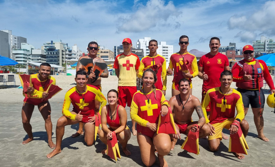 Corpo De Bombeiros forma novos Guarda-Vidas Civil durante o Verão Maior Paraná