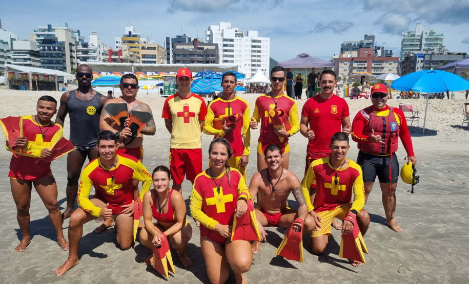 Corpo De Bombeiros forma novos Guarda-Vidas Civil durante o Verão Maior Paraná