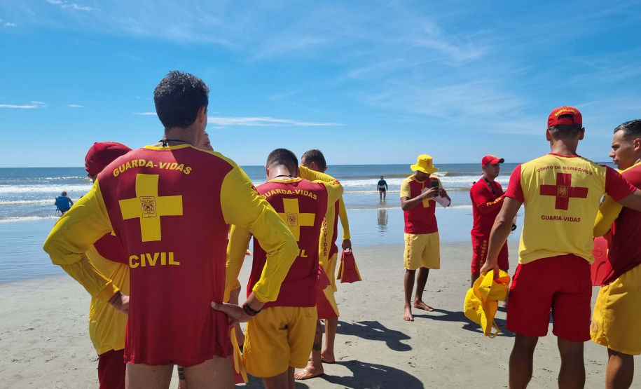 Corpo De Bombeiros forma novos Guarda-Vidas Civil durante o Verão Maior Paraná