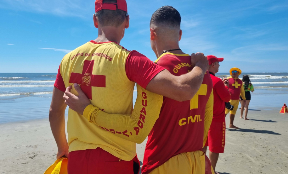 Corpo De Bombeiros forma novos Guarda-Vidas Civil durante o Verão Maior Paraná