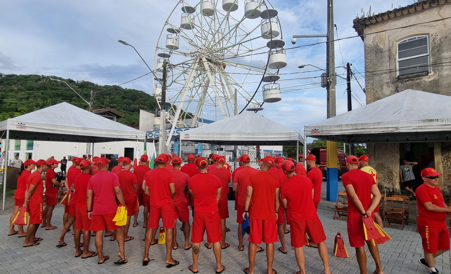 1 de 1.220 Corpo de Bombeiros forma nova turma de guarda-vidas militares no Li toral