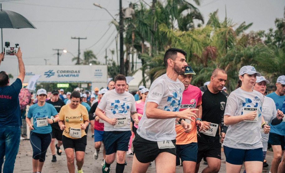 Corredores encaram chuva e vão para a pista no Circuito de Corridas Sanepar em Pontal do Paraná