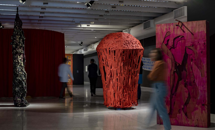 MAC-PR promove visita à mostra sobre Faxinal das Artes mediada pelo curador