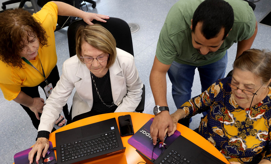 Ação da Celepar, inclusão social e digital de idosos é premiada e se torna referência no País