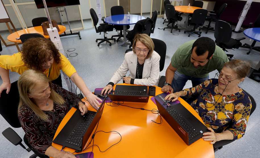 Ação da Celepar, inclusão social e digital de idosos é premiada e se torna referência no País
