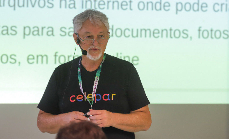 Curitiba, 08 de fevereiro de 2023 - Curso de smartfone para a terceira idade promovido pelo Celepar no Paraná Previdência.