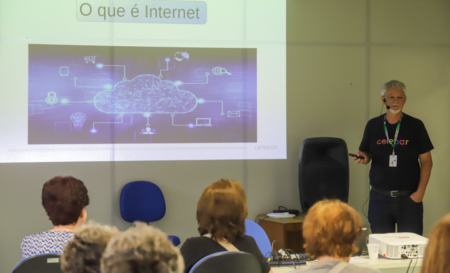Curitiba, 08 de fevereiro de 2023 - Curso de smartfone para a terceira idade promovido pelo Celepar no Paraná Previdência.