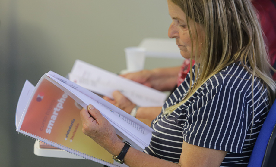 Curitiba, 08 de fevereiro de 2023 - Curso de smartfone para a terceira idade promovido pelo Celepar no Paraná Previdência.