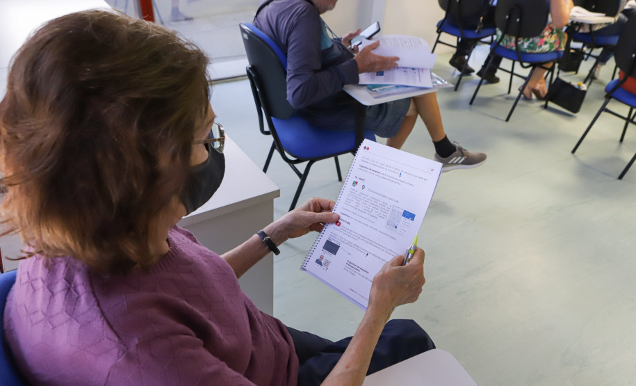 Curitiba, 08 de fevereiro de 2023 - Curso de smartfone para a terceira idade promovido pelo Celepar no Paraná Previdência.