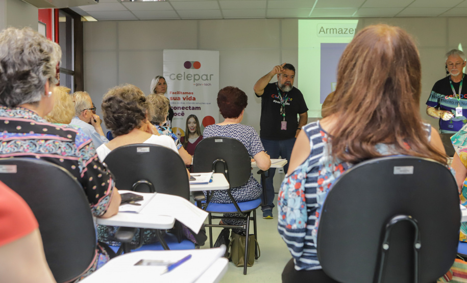 Curitiba, 08 de fevereiro de 2023 - Curso de smartfone para a terceira idade promovido pelo Celepar no Paraná Previdência.