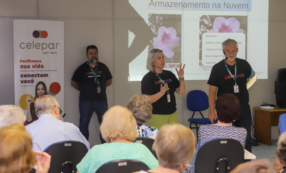 Curitiba, 08 de fevereiro de 2023 - Curso de smartfone para a terceira idade promovido pelo Celepar no Paraná Previdência.