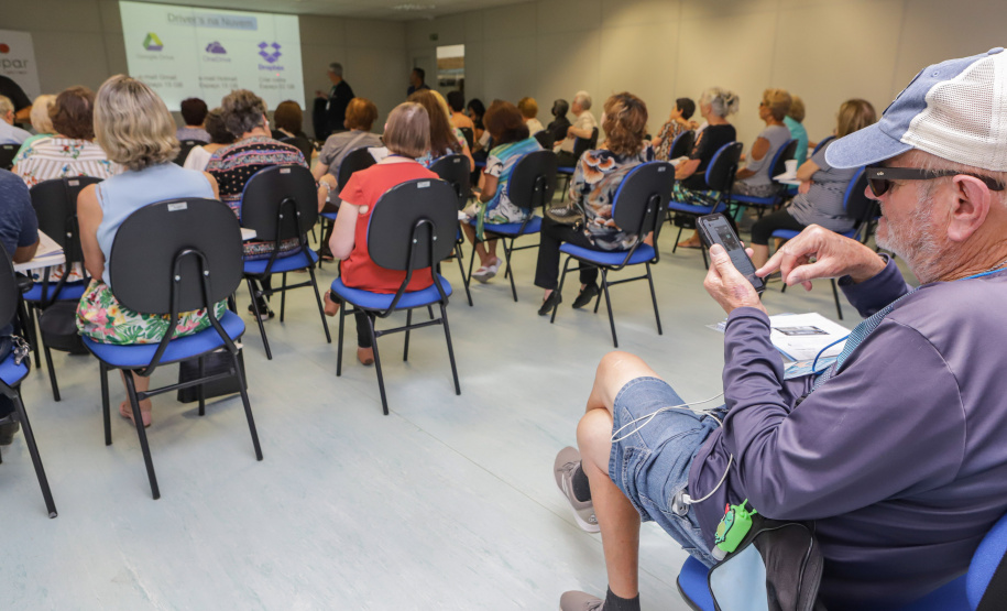 Curitiba, 08 de fevereiro de 2023 - Curso de smartfone para a terceira idade promovido pelo Celepar no Paraná Previdência.