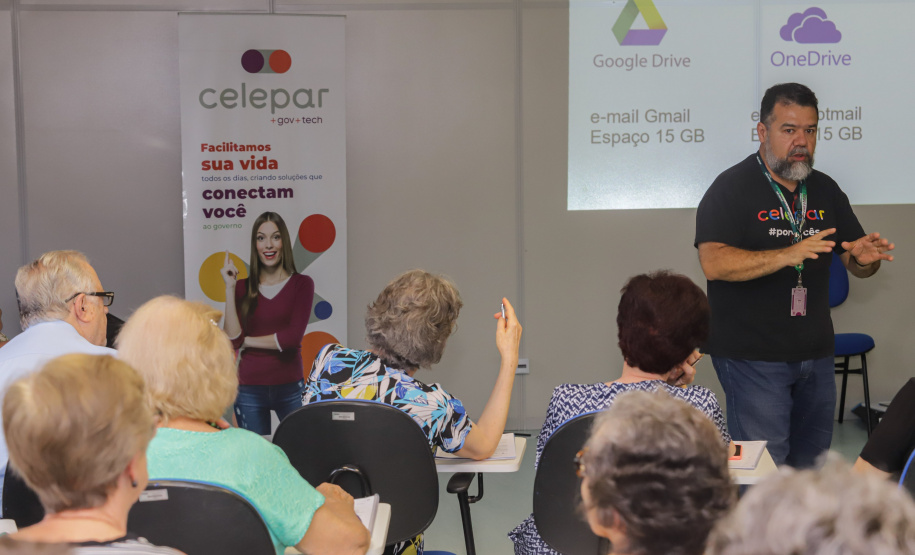 Curitiba, 08 de fevereiro de 2023 - Curso de smartfone para a terceira idade promovido pelo Celepar no Paraná Previdência.