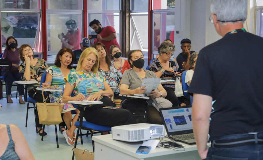 Curitiba, 08 de fevereiro de 2023 - Curso de smartfone para a terceira idade promovido pelo Celepar no Paraná Previdência.