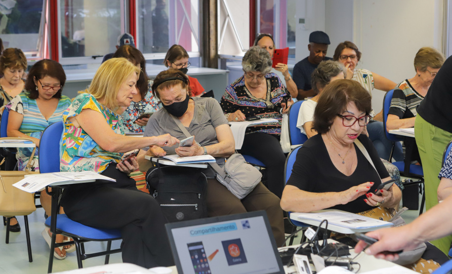 Curitiba, 08 de fevereiro de 2023 - Curso de smartfone para a terceira idade promovido pelo Celepar no Paraná Previdência.