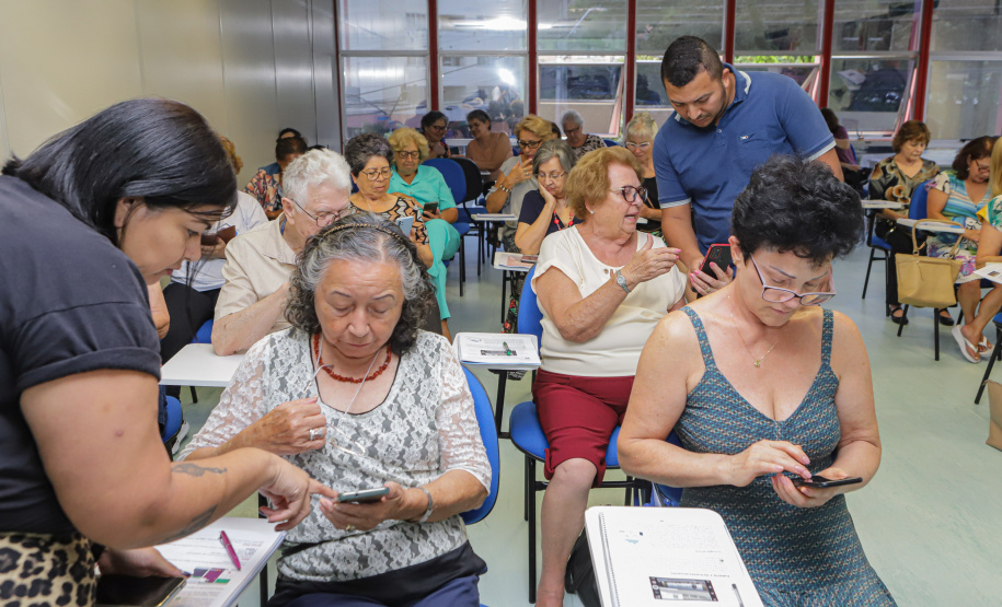 Curitiba, 08 de fevereiro de 2023 - Curso de smartfone para a terceira idade promovido pelo Celepar no Paraná Previdência.