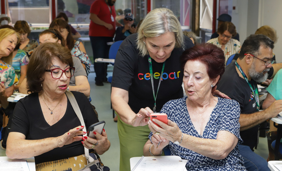 Curitiba, 08 de fevereiro de 2023 - Curso de smartfone para a terceira idade promovido pelo Celepar no Paraná Previdência.