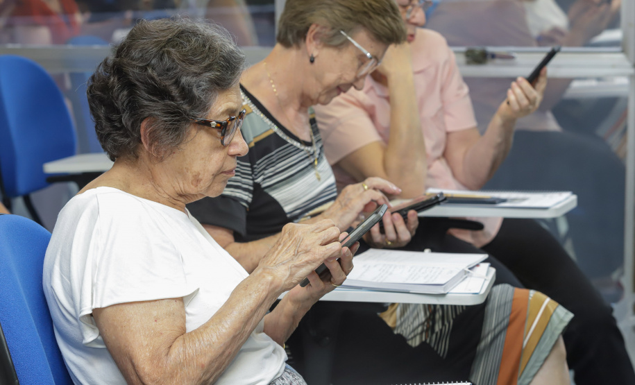 Curitiba, 08 de fevereiro de 2023 - Curso de smartfone para a terceira idade promovido pelo Celepar no Paraná Previdência.