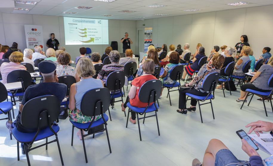 Curitiba, 08 de fevereiro de 2023 - Curso de smartfone para a terceira idade promovido pelo Celepar no Paraná Previdência.