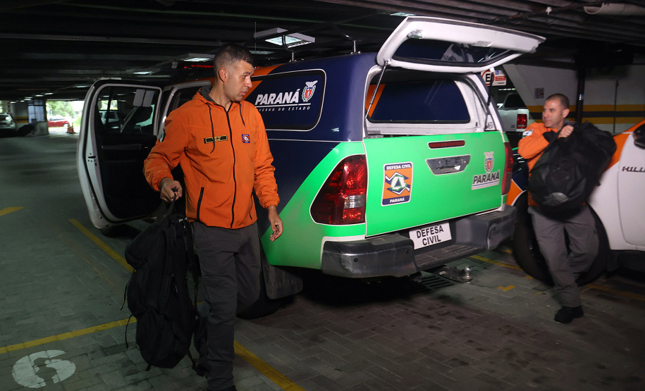 Equipe da Defesa Cvil do Paraná embarca para Sao Paulo para auxiliar na documentação dos municípios atingidos pelas chuvas durante o Carnaval. A equipe é composta pelo Major Daniel Lorenzetto, capitão Anderson Gomes das Neves e o cabo Silvio de Araujo Correa.