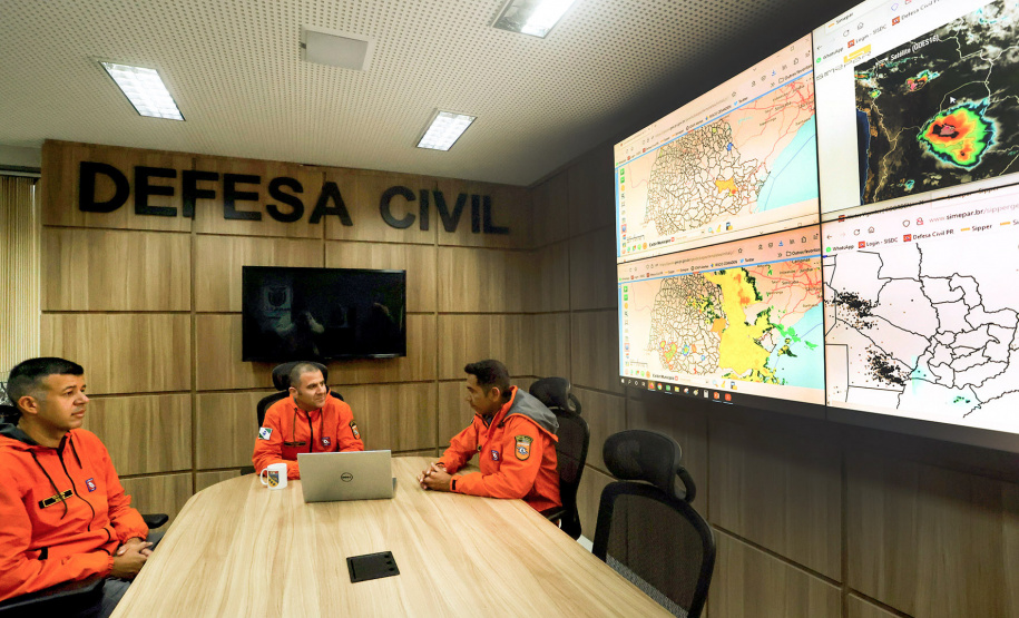 Equipe da Defesa Cvil do Paraná embarca para Sao Paulo para auxiliar na documentação dos municípios atingidos pelas chuvas durante o Carnaval. A equipe é composta pelo Major Daniel Lorenzetto, capitão Anderson Gomes das Neves e o cabo Silvio de Araujo Correa.