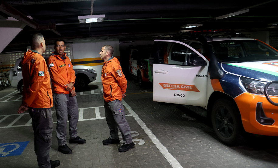 Equipe da Defesa Cvil do Paraná embarca para Sao Paulo para auxiliar na documentação dos municípios atingidos pelas chuvas durante o Carnaval. A equipe é composta pelo Major Daniel Lorenzetto, capitão Anderson Gomes das Neves e o cabo Silvio de Araujo Correa.