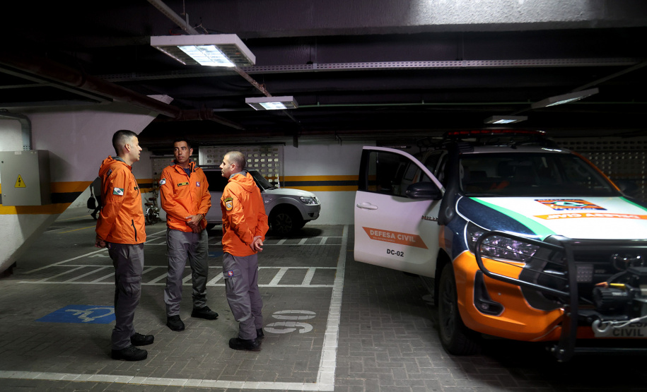 Equipe da Defesa Cvil do Paraná embarca para Sao Paulo para auxiliar na documentação dos municípios atingidos pelas chuvas durante o Carnaval. A equipe é composta pelo Major Daniel Lorenzetto, capitão Anderson Gomes das Neves e o cabo Silvio de Araujo Correa.