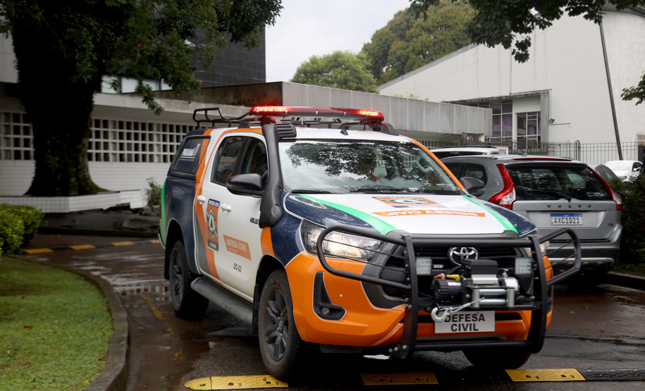 Equipe da Defesa Cvil do Paraná embarca para Sao Paulo para auxiliar na documentação dos municípios atingidos pelas chuvas durante o Carnaval. A equipe é composta pelo Major Daniel Lorenzetto, capitão Anderson Gomes das Neves e o cabo Silvio de Araujo Correa.