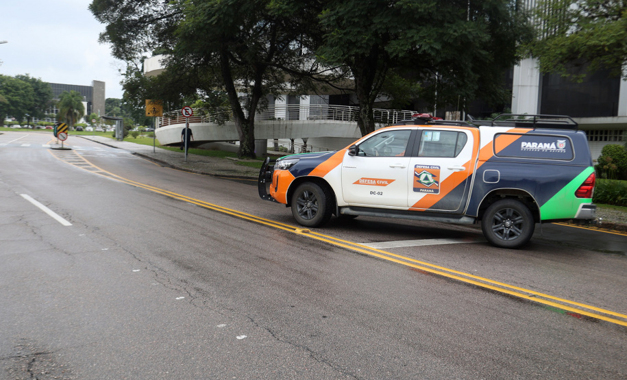 Equipe da Defesa Cvil do Paraná embarca para Sao Paulo para auxiliar na documentação dos municípios atingidos pelas chuvas durante o Carnaval. A equipe é composta pelo Major Daniel Lorenzetto, capitão Anderson Gomes das Neves e o cabo Silvio de Araujo Correa.