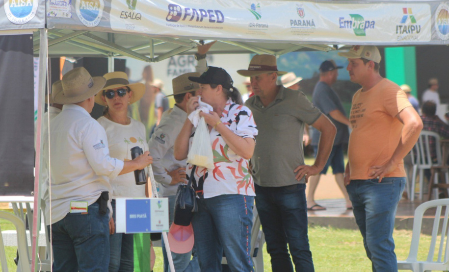 IDR-Paraná supera 200 mil atendimentos no Show Rural e fica ainda mais perto do produtor