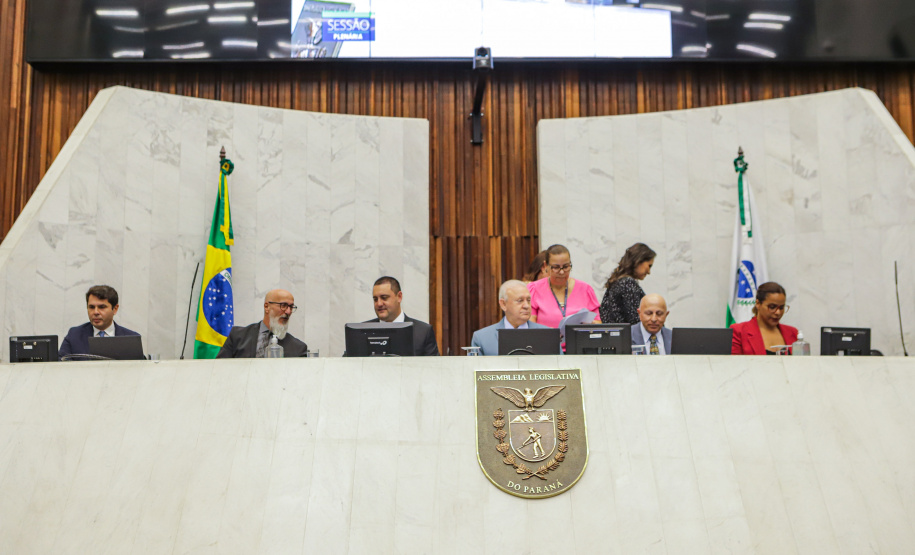 Na abertura dos trabalhos, Ratinho Junior entrega balanço de 2022 à Assembleia