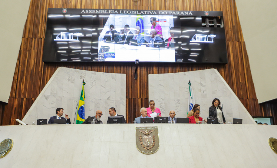 Na abertura dos trabalhos, Ratinho Junior entrega balanço de 2022 à Assembleia
