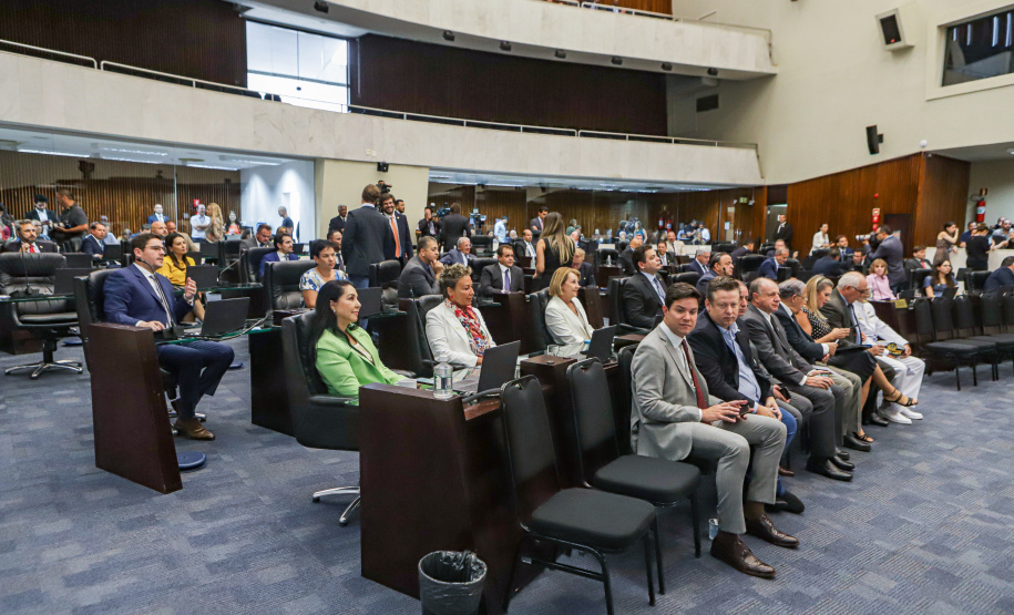 Na abertura dos trabalhos, Ratinho Junior entrega balanço de 2022 à Assembleia